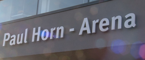 Paul Horn Arena Schriftzug außen (Quelle: RIK)