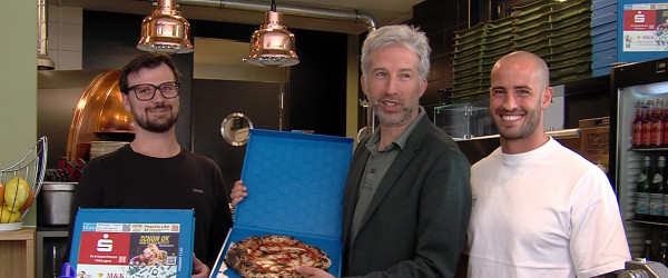 V. l. n. r.: Kay Brock, Boris Palmer und Luca Leimgruber pr&auml;sentieren Pizzabox (Quelle: RIK)