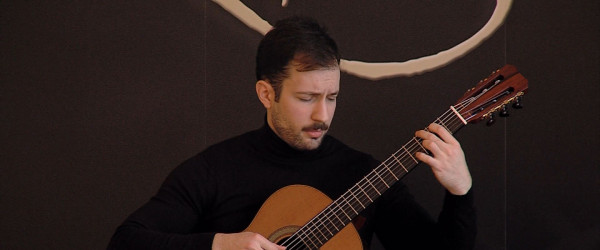 Pavle Filipovic mit Gitarre (Quelle: RIK)