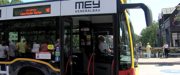Bus mit offener Eingangstür (Quelle: RIK)