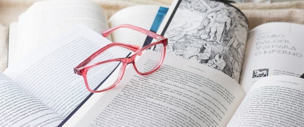 B&uuml;cher mit Brille (Quelle: Pixabay)