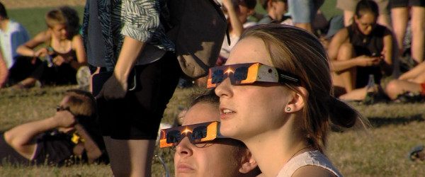 Sch&uuml;tzt die Augen vor der Sonne: die Sofi-Brille (Quelle: RIK)